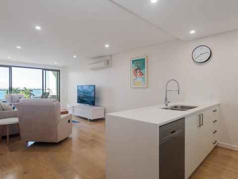 Unit 301 'The Shoal' 6-8 Bullecourt Street - Air Con, Walking To Local Shops & Beach - Accommodation Rockhampton 1
