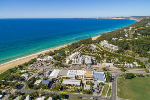 Unit 5 Rainbow Surf - Modern, Double Storey Townhouse With Large Shared Pool, Close To Beach And Shop - Accommodation Rockhampton 1