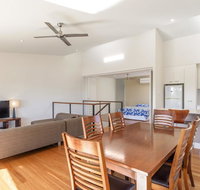 Unit 5 Rainbow Surf - Modern double storey townhouse with large shared pool close to beach and shop - Accommodation Rockhampton