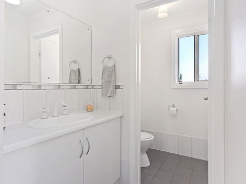 VALLEY VIEWS - 10 Valley Heights Drive - Accommodation Rockhampton 1