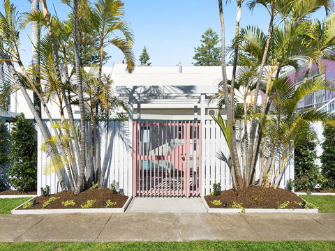 Ventura Beach Motel 2 Bedroom Poolside - Accommodation Rockhampton 3