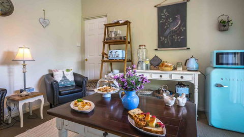 Vicarage View Cottage - Accommodation Rockhampton 0