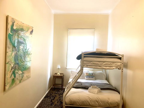 Victoria Albert Guest House Bar Cafe And Restaurant - Accommodation Rockhampton 1