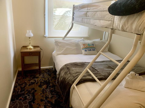 Victoria Albert Guest House Bar Cafe And Restaurant - Accommodation Rockhampton 2