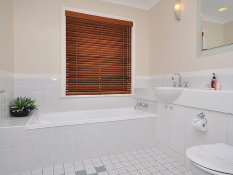 Villa 3br Vista Resort Condo Located Within Cypress Lakes Resort (nothing Is More Central) - Accommodation Rockhampton 1