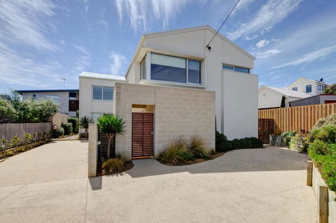 Villa Moyne - Located In A Quiet Cul De Sac And Designed For Beach Families - Accommodation Rockhampton 0