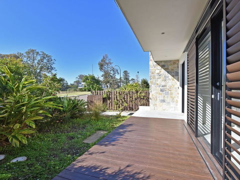 Villa Positano Waterside At Trinity Point - Accommodation Rockhampton 2
