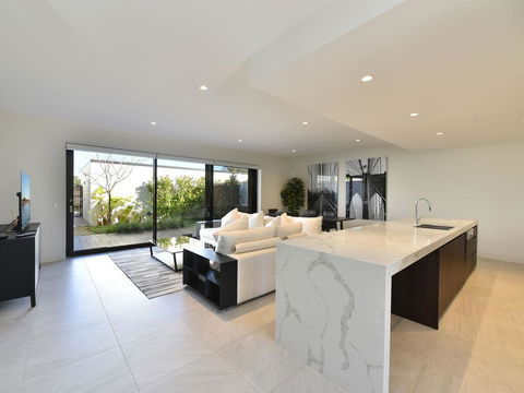 Villa Positano Waterside At Trinity Point - Accommodation Rockhampton 3