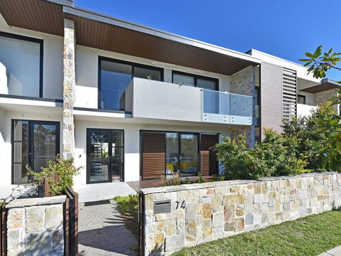 Villa Positano Waterside At Trinity Point - Accommodation Rockhampton 0
