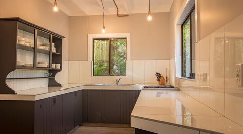 Vintage Inspired Three Bedroom Home- Heated Pool! - Accommodation Rockhampton 3