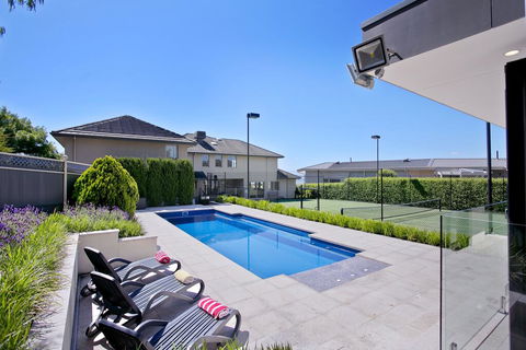 Vue De La Mer Luxury Family Retreat With Tennis Court, Pool, Spa, Water Views - Accommodation Rockhampton 0