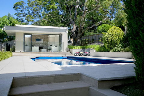 Vue De La Mer Luxury Family Retreat With Tennis Court, Pool, Spa, Water Views - Accommodation Rockhampton 2