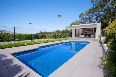Vue De La Mer Luxury Family Retreat With Tennis Court, Pool, Spa, Water Views - Accommodation Rockhampton 3