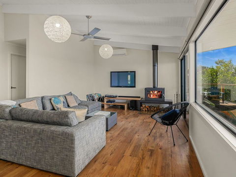 Waikiki Views - Accommodation Rockhampton 2