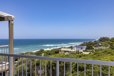 Wake Up To Ocean Views In Stylish Comfort - Accommodation Rockhampton 0