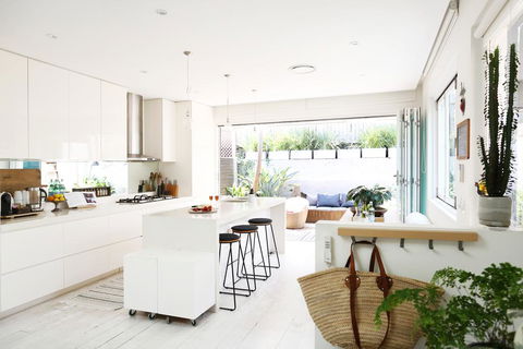 Walk To Beach From This Stylish Bronte Oasis W AC, Wifi And Free Parking - Accommodation Rockhampton 1