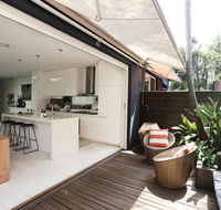 Walk to beach from this Stylish Bronte Oasis w AC wifi and free parking - Accommodation Rockhampton