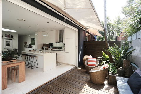 Walk To Beach From This Stylish Bronte Oasis W AC, Wifi And Free Parking - Accommodation Rockhampton 0