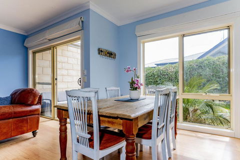 WALKIN ON SUNSHINE - STROLL TO BEACH BREAK - Accommodation Rockhampton 1
