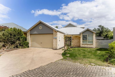 WALKIN' ON SUNSHINE - Accommodation Rockhampton 0