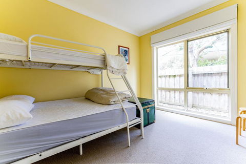 WALKIN' ON SUNSHINE - Accommodation Rockhampton 1