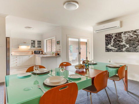 Walling-Clifton Gardens - Backing Onto Golf Course - Accommodation Rockhampton 3