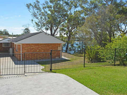 Wanda Magic' 19 Randall Drive - Beautiful Water Front House - Accommodation Rockhampton 0
