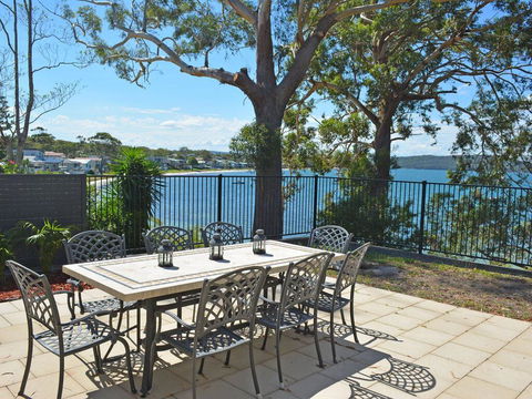 Wanda Magic' 19 Randall Drive - Beautiful Water Front House - Accommodation Rockhampton 2