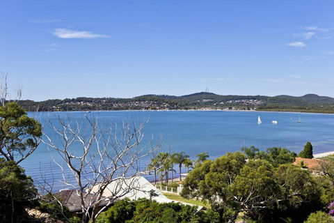 Wanda Point House - Tranquil, Elegant & Dog Friendly - Accommodation Rockhampton 0