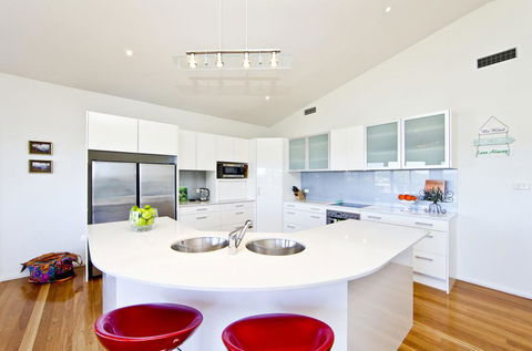 Wanda Point House - Tranquil, Elegant & Dog Friendly - Accommodation Rockhampton 2
