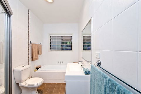 Wanda Point House - Tranquil, Elegant & Dog Friendly - Accommodation Rockhampton 3