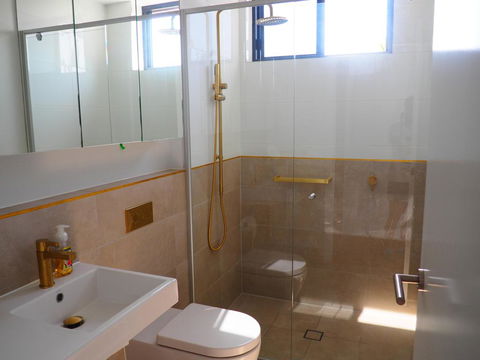 Waterfront Quiet Room - Accommodation Rockhampton 2