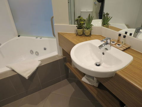 Waterfront@Waves - Accommodation Rockhampton 1