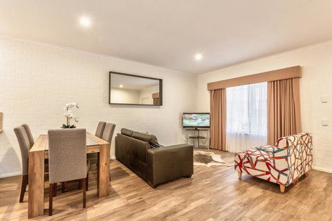 Blazing Stump Motel & Suites - Accommodation Rockhampton 3