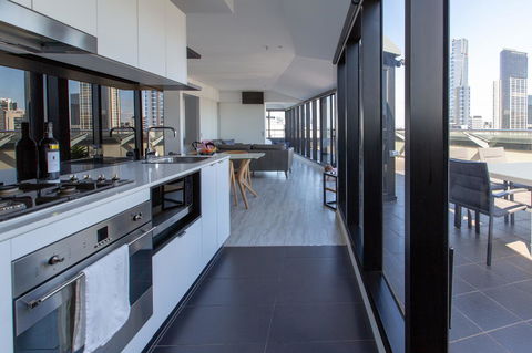 Flinders Luxury Penthouse - Accommodation Rockhampton 15