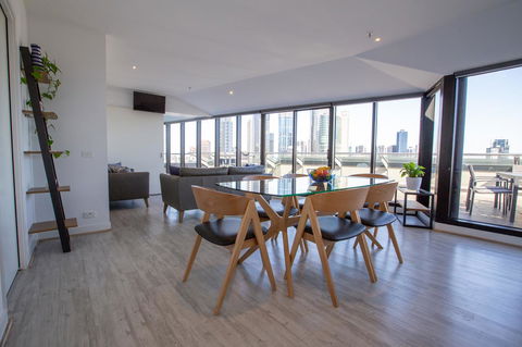 Flinders Luxury Penthouse - Accommodation Rockhampton 0