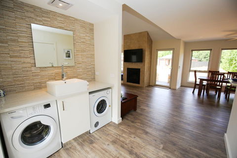 Amber Mist Villa Two - Accommodation Rockhampton 12