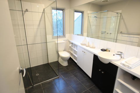 Lorne Luxury - Accommodation Rockhampton 5