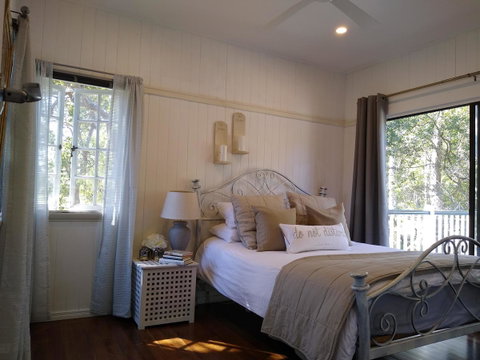Lake Weyba Noosa Lodge & Kangaroos - Accommodation Rockhampton 1