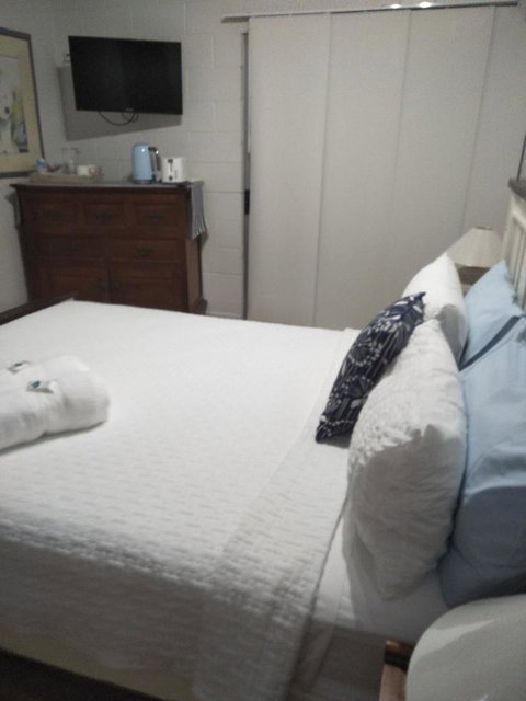 Salty Vibes Retreat - Accommodation Rockhampton 4