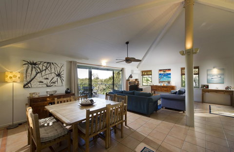 The Retreat Beach Houses - Accommodation Rockhampton 4