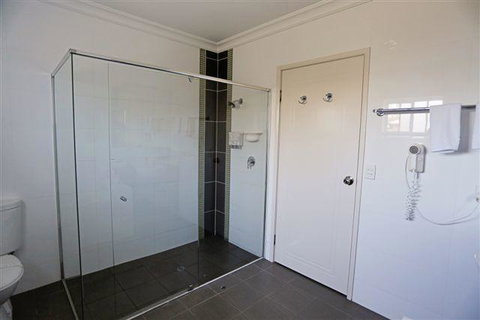 Drovers Motor Inn - Accommodation Rockhampton 2