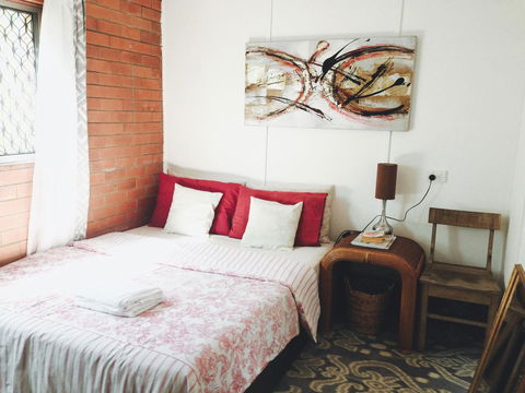 XYL Pets Friendly Seaside Boutique Guesthouse - Accommodation Rockhampton 0