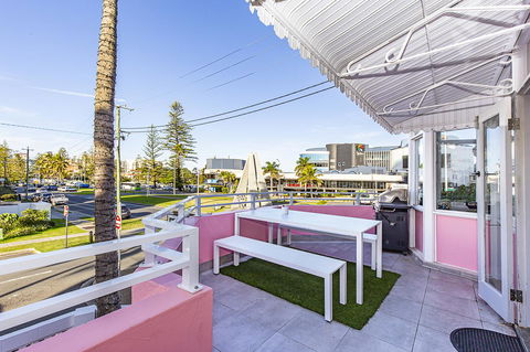 The Pink Hotel Coolangatta - Accommodation Rockhampton 6