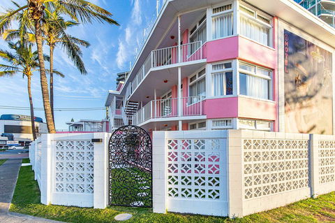 The Pink Hotel Coolangatta - Accommodation Rockhampton 1