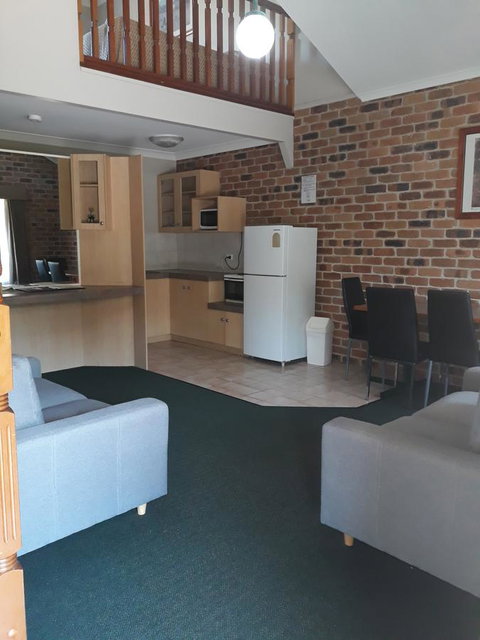 Country Gardens Motor Inn - Accommodation Rockhampton 1