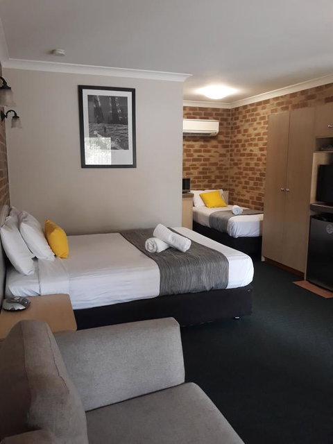 Country Gardens Motor Inn - Accommodation Rockhampton 3
