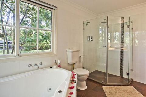 Curtis Falls Cottage - Accommodation Rockhampton 4