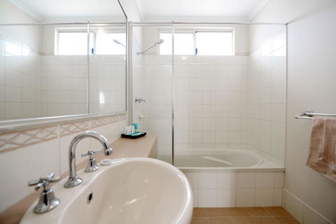 Wavecrest Village & Tourist Park - Accommodation Rockhampton 3