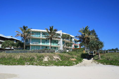 WAVES 203 ON CURRUMBIN - Accommodation Rockhampton 3